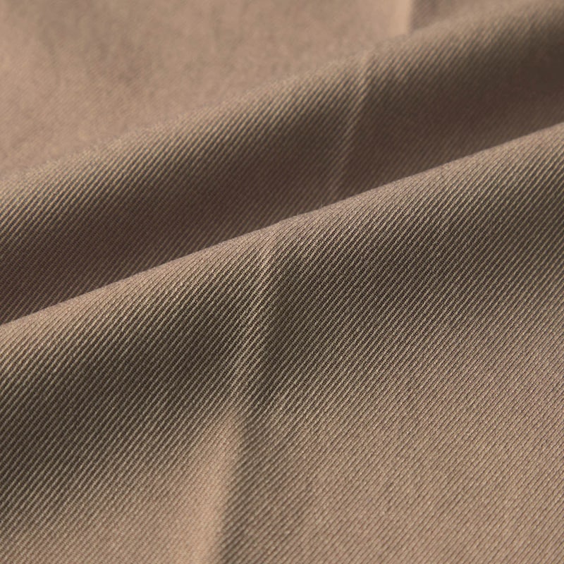 綿ツイルと比較してシワになりにくいポリエステルツイルを使用