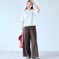 モデル身長166cm／M ※写真は撮影用のため股下+6cmになります。ボトムのみ着用