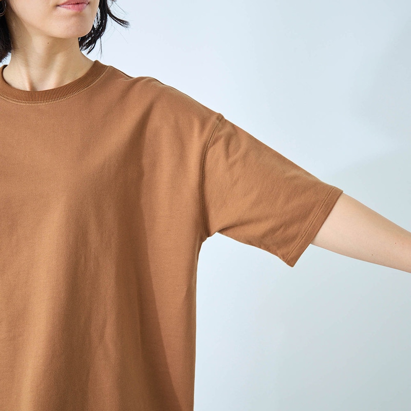 ゆとりのある身幅や、長めの袖丈で体型カバー