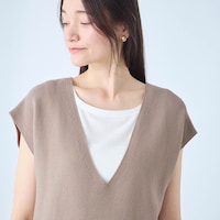 深めのVネックニットとシンプルなタンクトップのセット