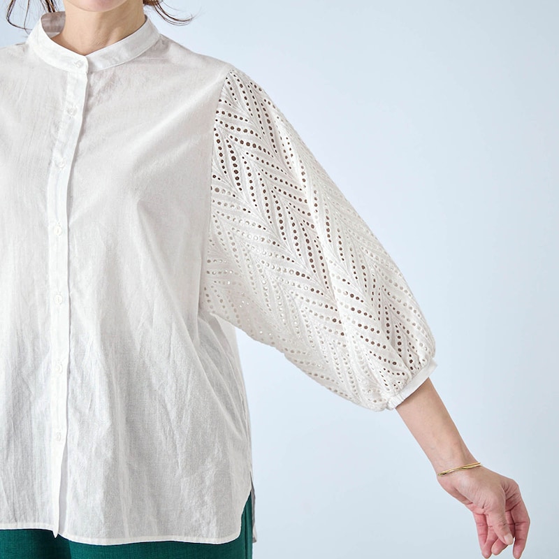 袖のレースは幾何学柄で甘くなりすぎない