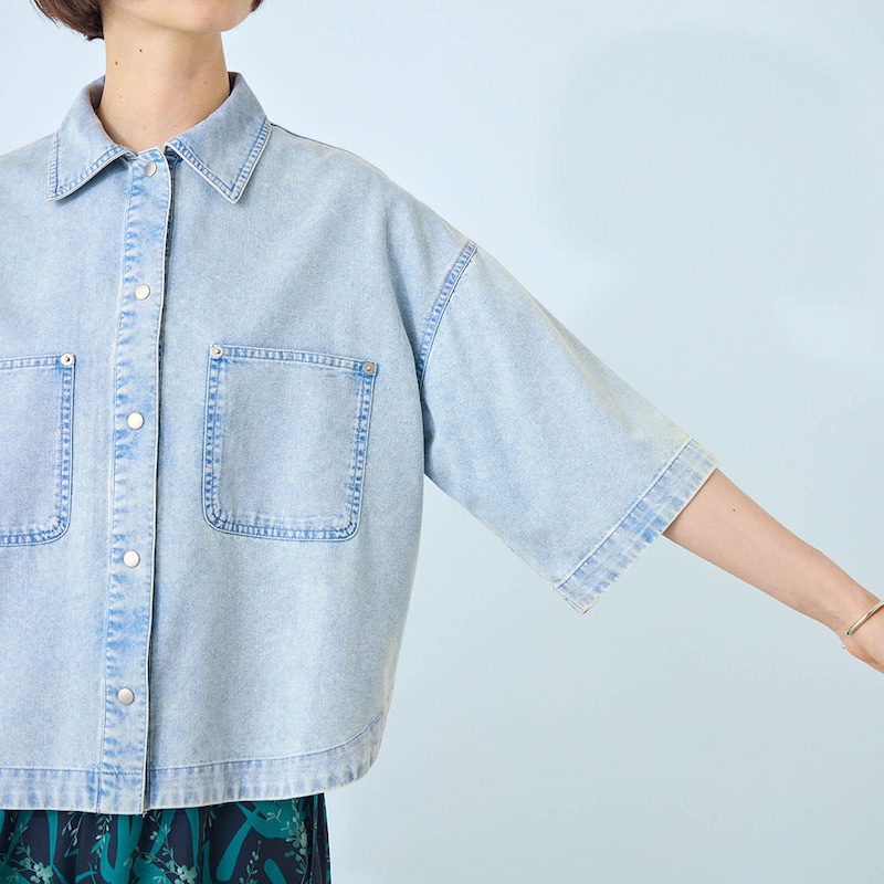 気になる肘を隠す長めの袖丈