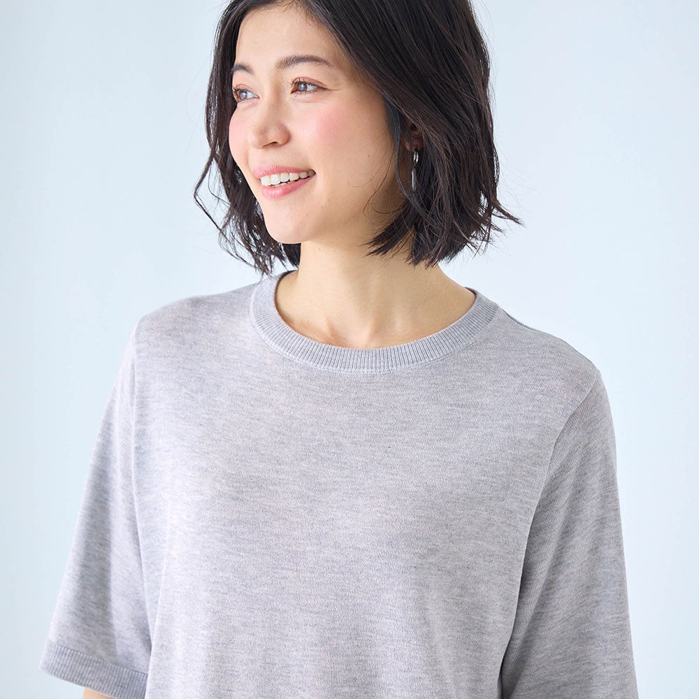 ほど良いツヤ感のある光沢糸を使用したニット