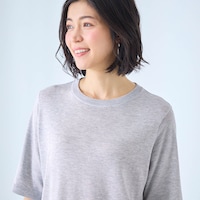 ほど良いツヤ感のある光沢糸を使用したニット