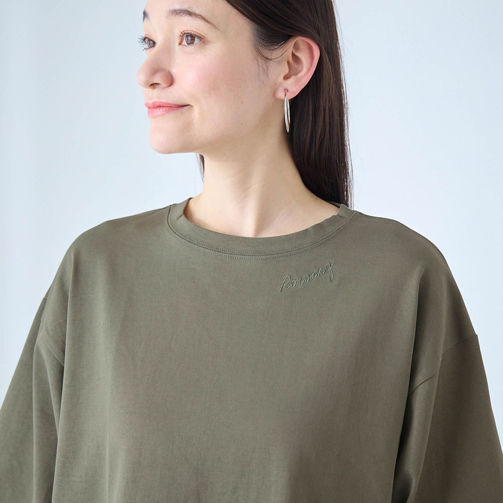 首元に同色のロゴ刺繍をあしらったデザイン