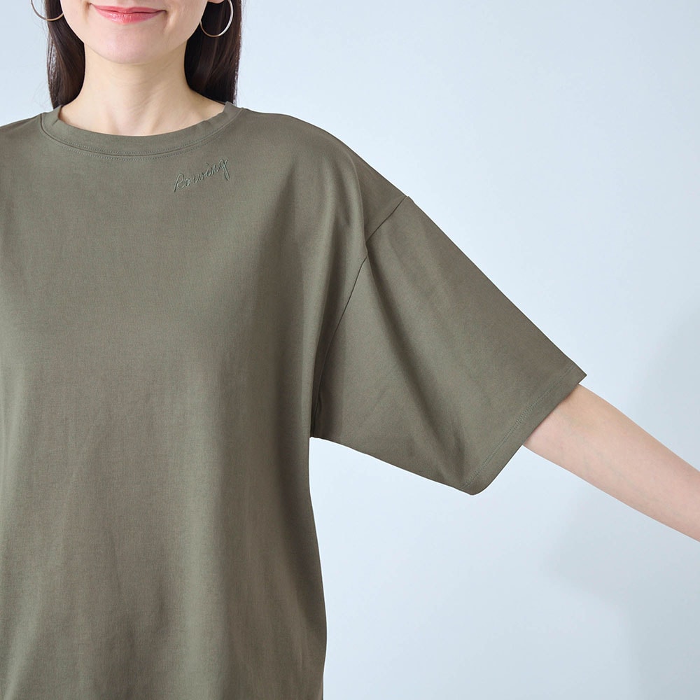 ゆとりのある身幅や、長めの袖丈で体型カバー