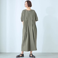 カーキ