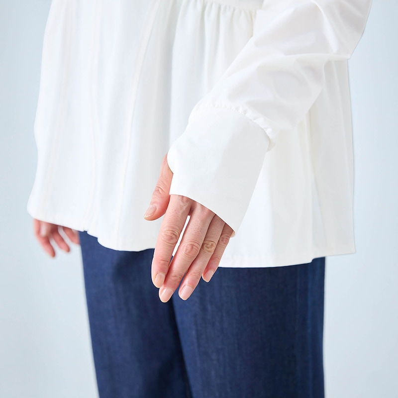 手の甲の日焼けまでカバーする指穴付き