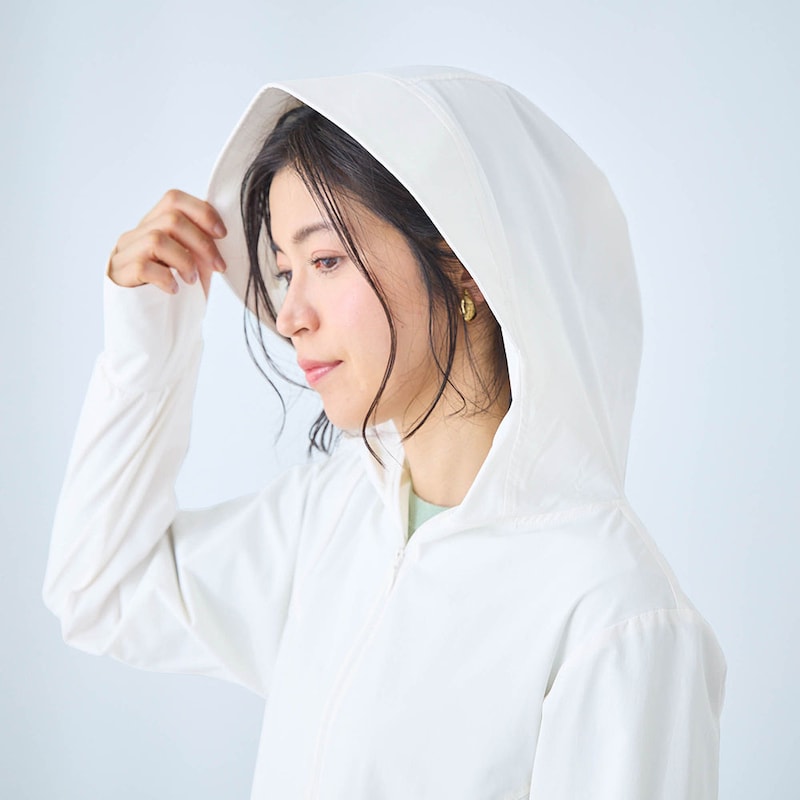 つば付きの大きめフードで顔まわりをガード