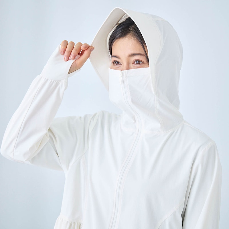 ファスナーを上まで上げれば目の下までガードできる