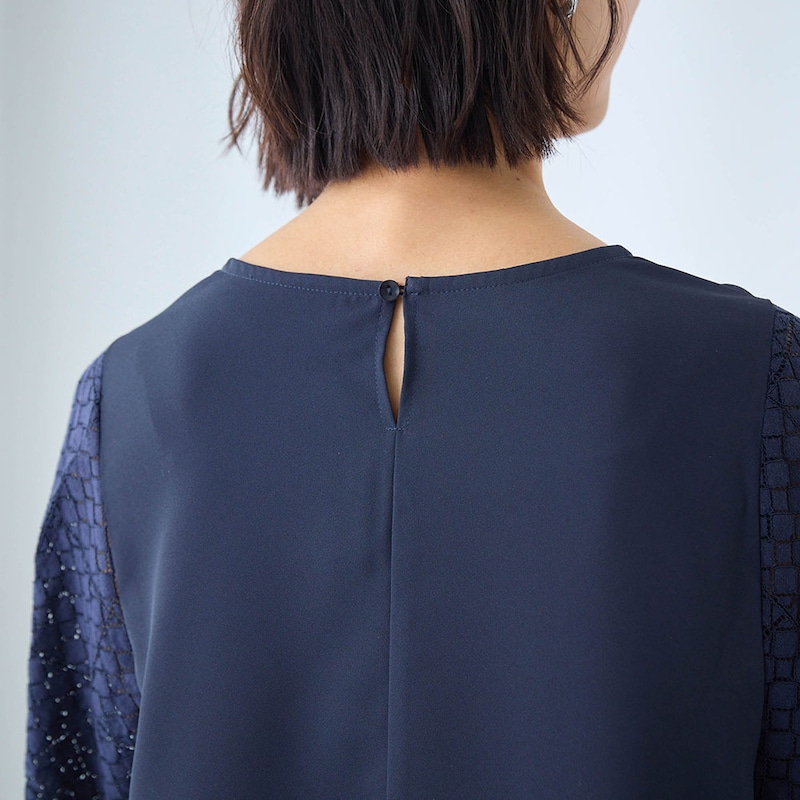 後ろはスラッシュ開きの開閉で襟ぐりの伸びを回避