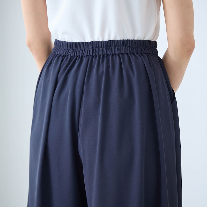 ウエストの後ろはゴム仕様で窮屈感のないはき心地