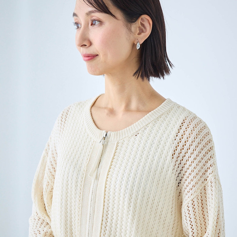 肌がのぞく透かし編みで新鮮な着こなしに