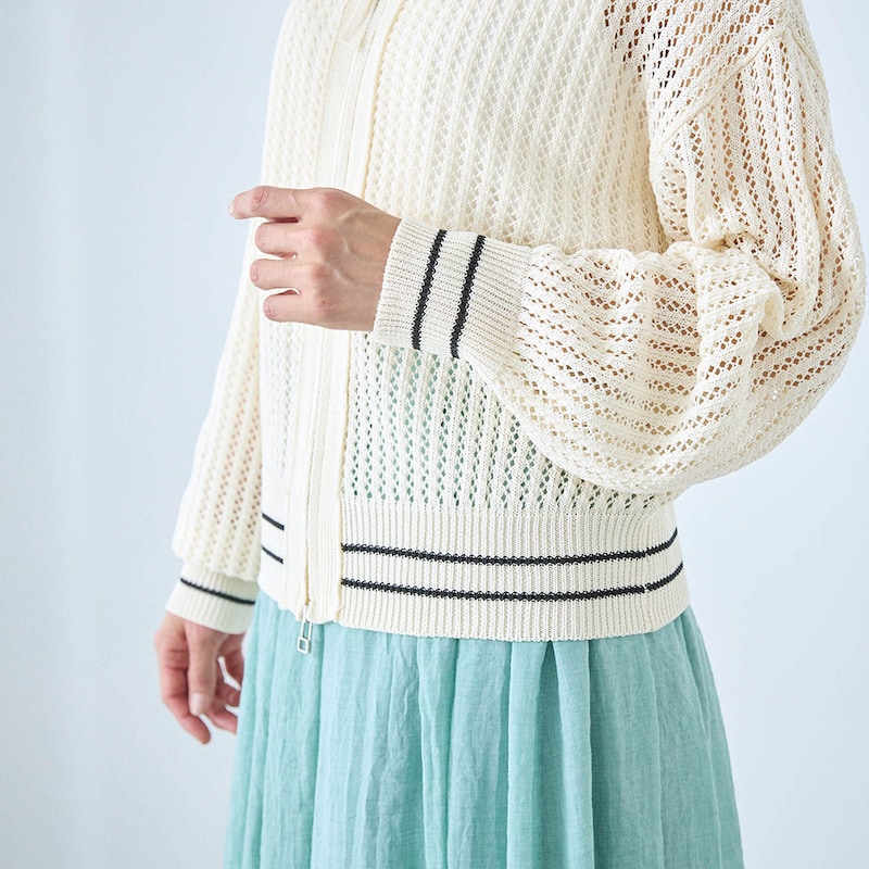 袖口と裾のラインデザインがスポーティ