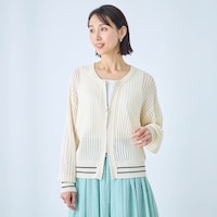 両開きファスナー式で様々な着こなしを楽しめる