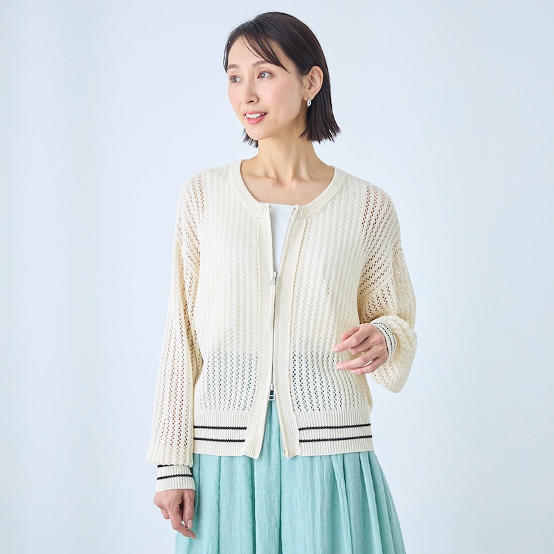 両開きファスナー式で様々な着こなしを楽しめる