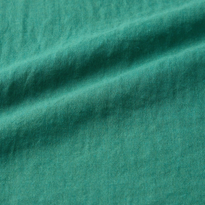 肌にはりつきにくく、ガーゼのような軽やかさを持つコットン混ボイル素材