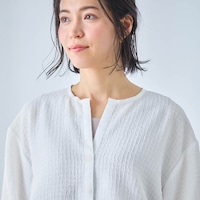 フロントは閉めるとキーネックのような襟元に