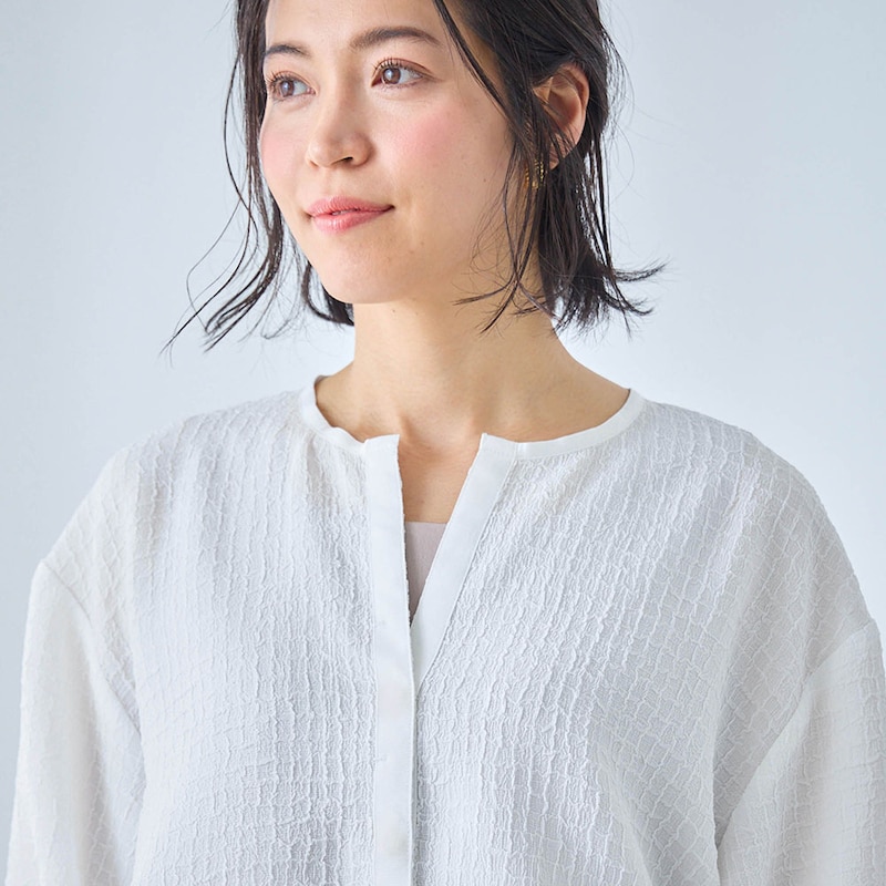 フロントは閉めるとキーネックのような襟元に