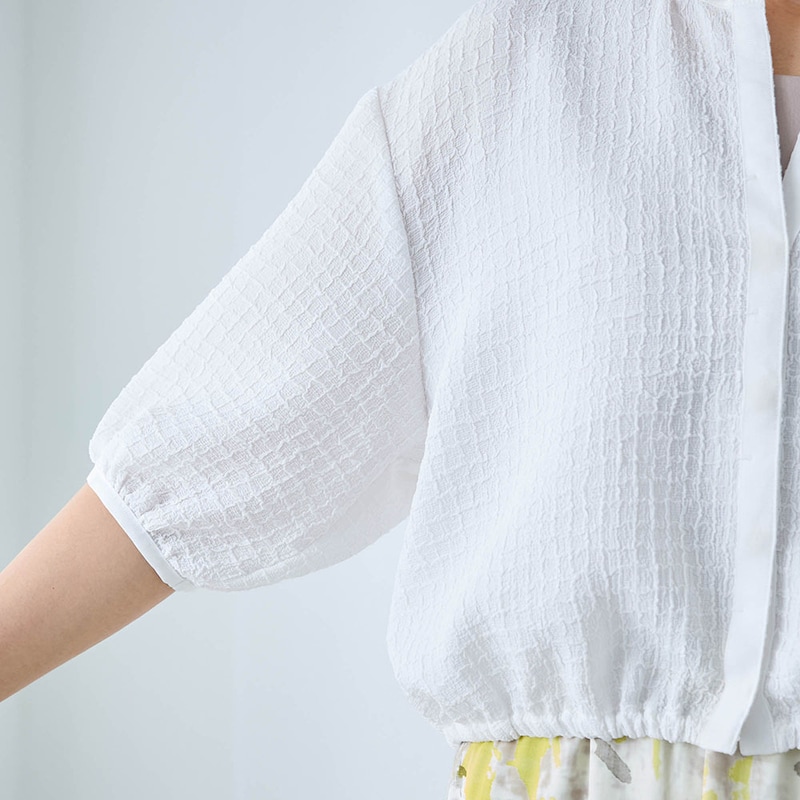 袖はふっくらとした長めの五分袖