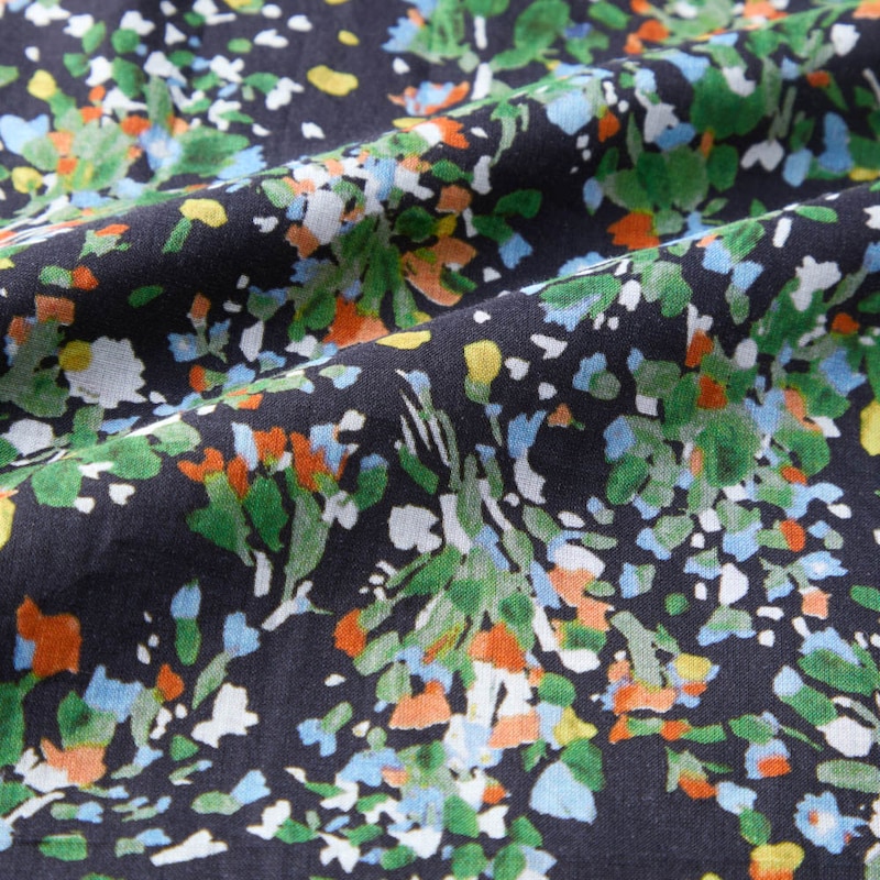 可憐な小花柄プリントは花柄に慣れていない方も着やすい