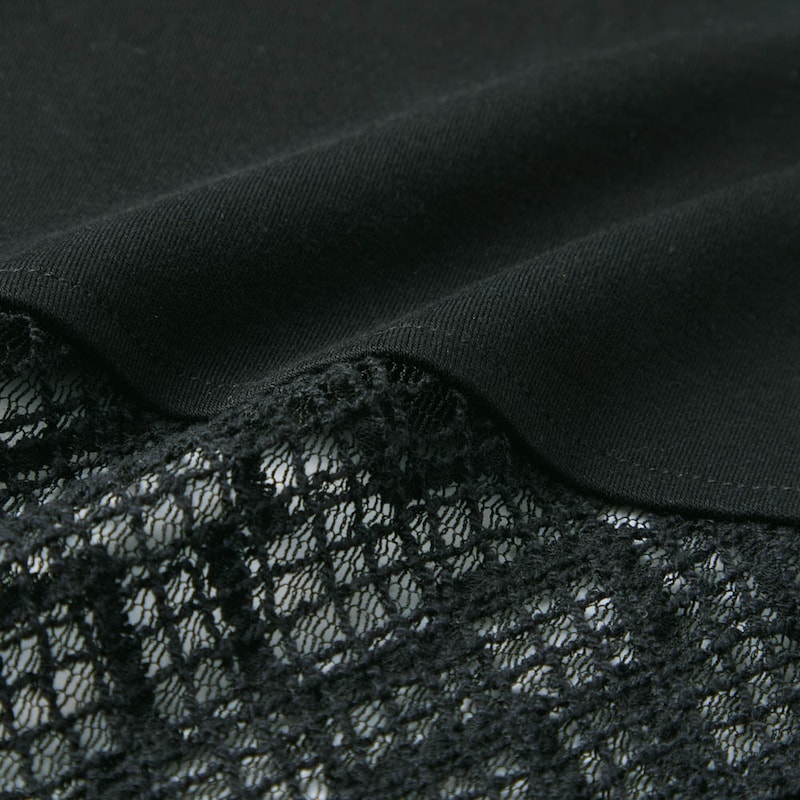 レースが幾何学柄で大人っぽく着られる