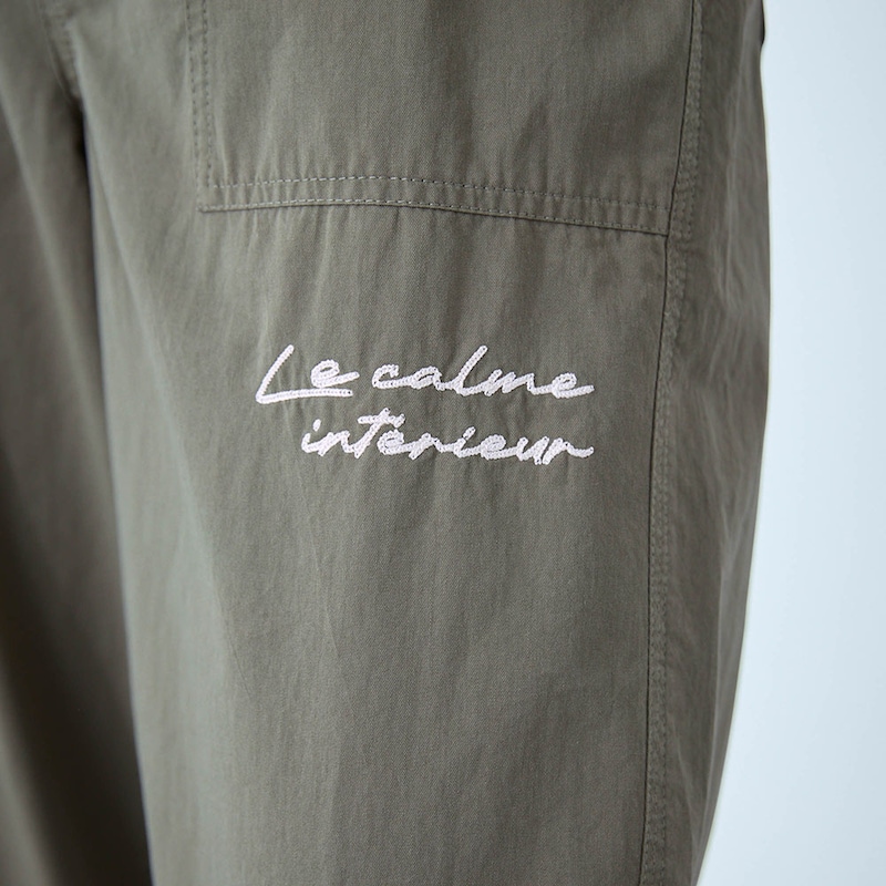 風合いのある手描き風の刺繍入り