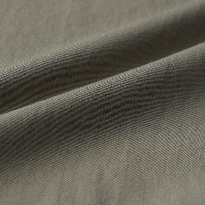 カジュアル感のある綿100%のツイル素材