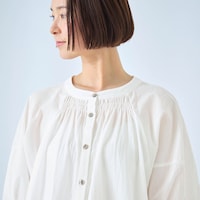 たっぷりのシャーリングを施したデザイン