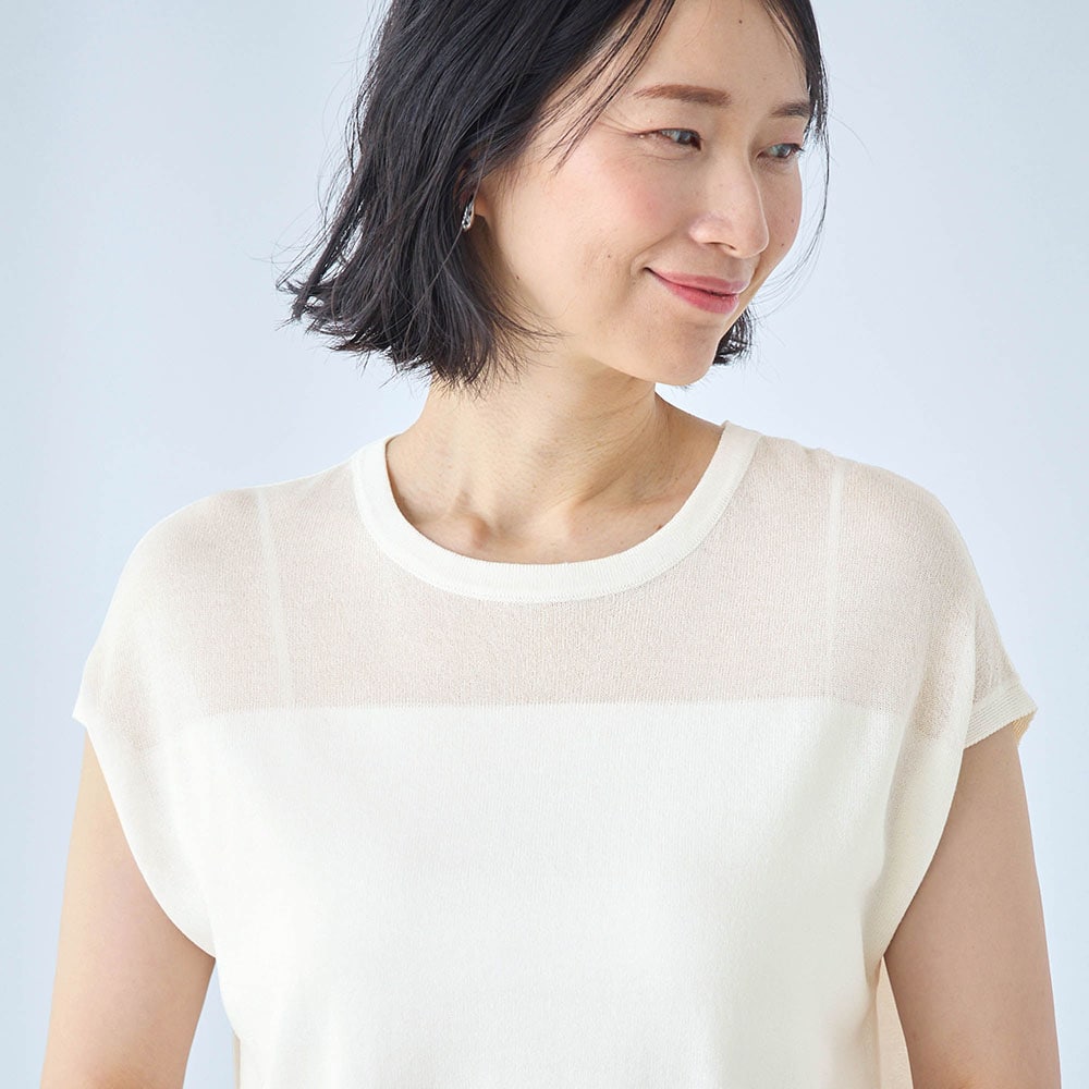 肩部分がシアーになったワザありデザイン