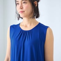 襟元にもギャザーを寄せ、顔まわりを華やかに