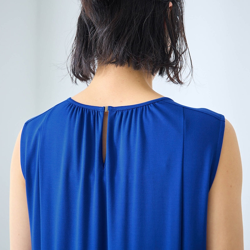 金具がアクセントになった後ろ開きデザイン