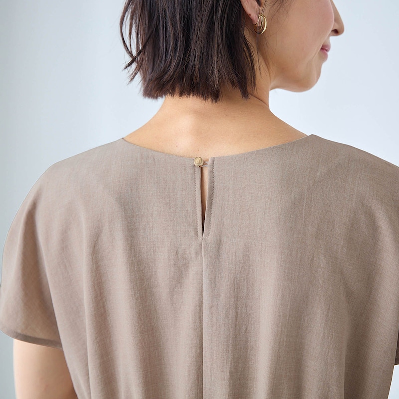 後ろはボタン開き