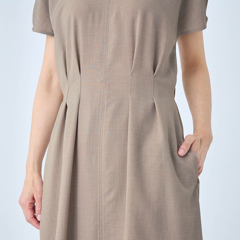 フロントのウエスト部分にタックをとったデザイン