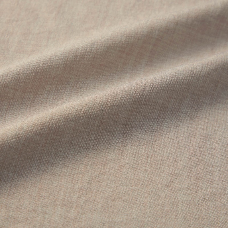 さらりとしてシワになりにくいリネン調の素材