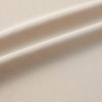 パンツはしなやかな薄手素材