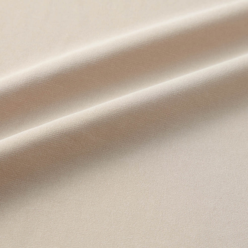 パンツはしなやかな薄手素材