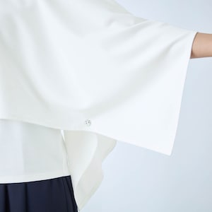 上から重ねるカットソーは脇のボタンで留める仕様