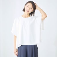 上に重ねるカットソーの向きを変えることで2WAYの着こなしができる