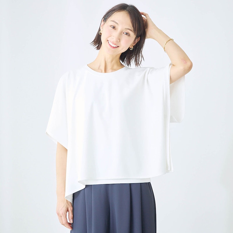 上に重ねるカットソーの向きを変えることで2WAYの着こなしができる