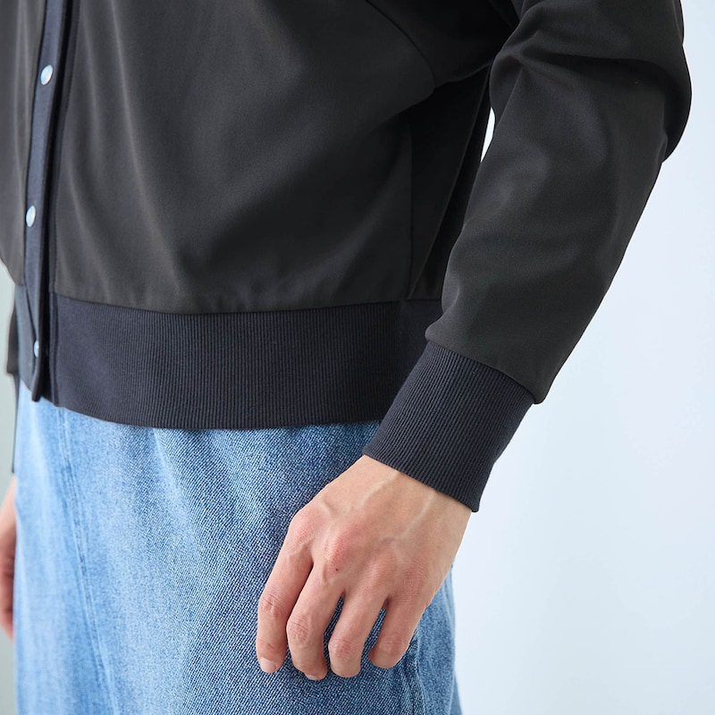 袖口と裾はリブ仕様