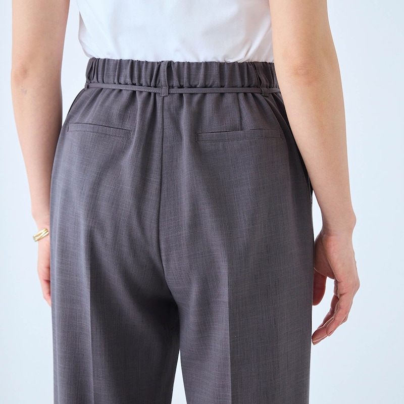 ウエスト後ろはゴム仕様でラクな着心地