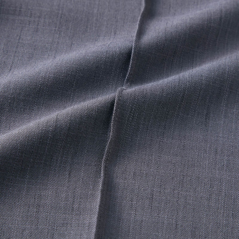 ほど良い落ち感のある麻調シャンブレー素材