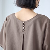背面のボタンがデザインアクセント