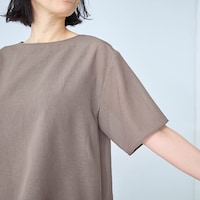 気になる二の腕をカバーする長め袖丈