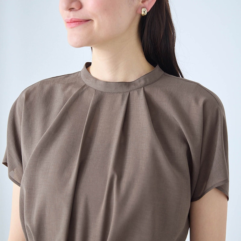 胸元のタック使いで立体感を演出