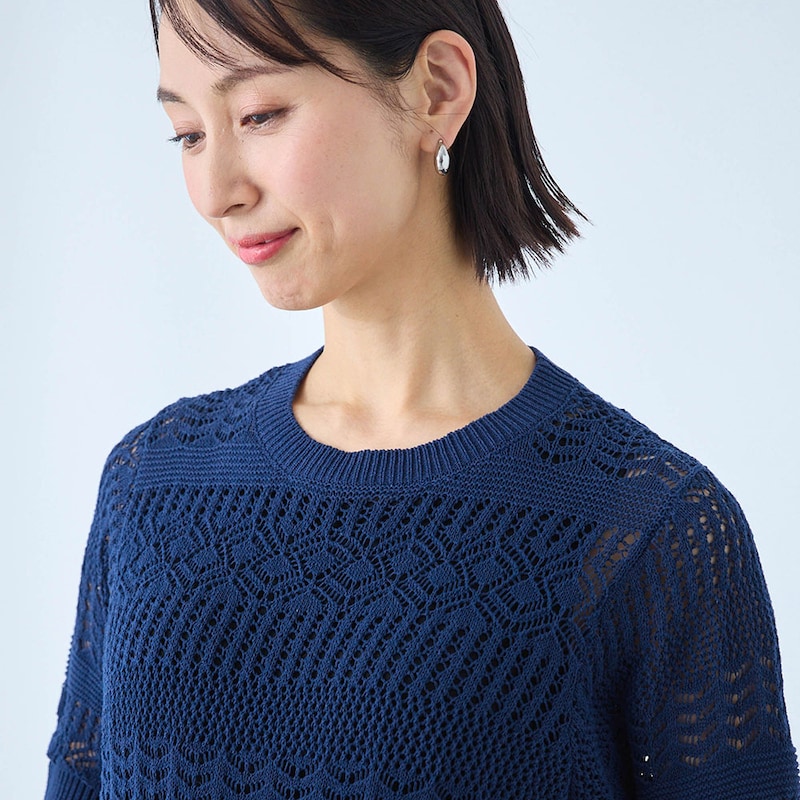 身頃全体が透かし編みになった、肌をほんのり感じる涼やかなデザイン