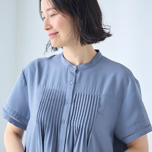 胸元のタックが上品なデザイン