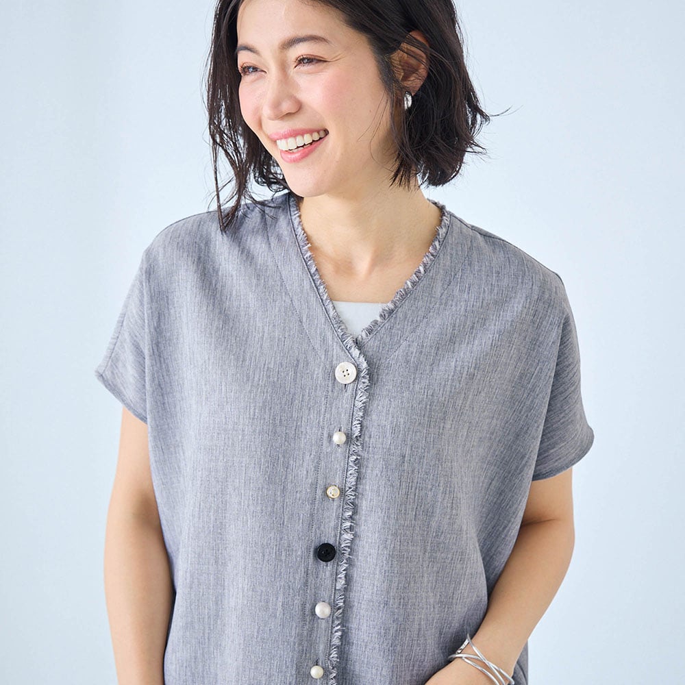 首まわりから前立てにかけたフリンジが上品