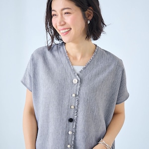 首まわりから前立てにかけたフリンジが上品